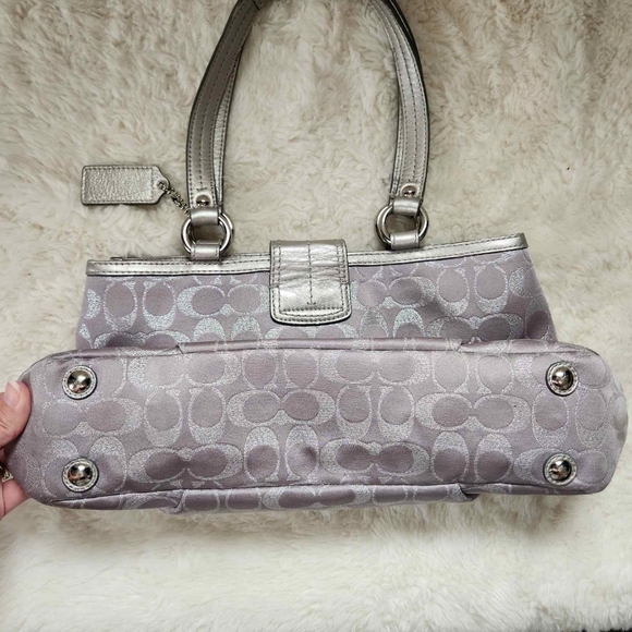 Vintage 2011 Coach Soho East West Signature Tote - Lilac & Metallic Silver - Picture 11 of 16